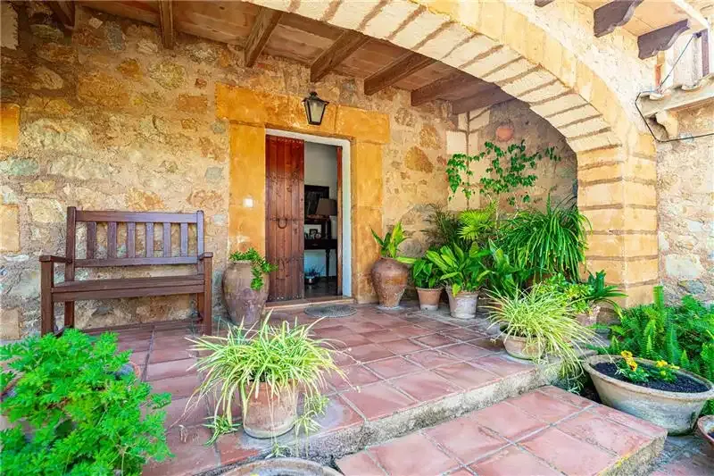 Rustic Mallorcan finca on a plot of 8,750 m², offering a charming 175 m² single-story home, plus a — photo 4