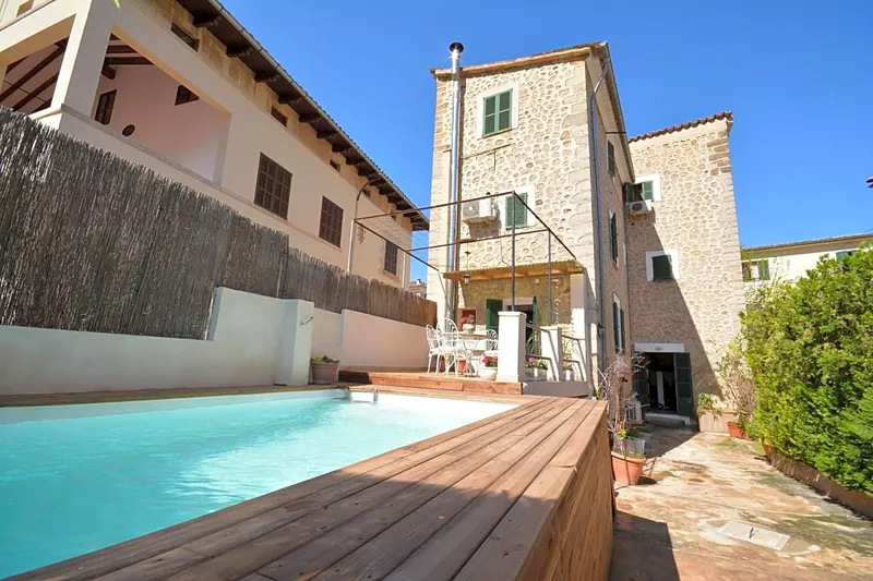 Semi-detached house with pool near the center — photo 1