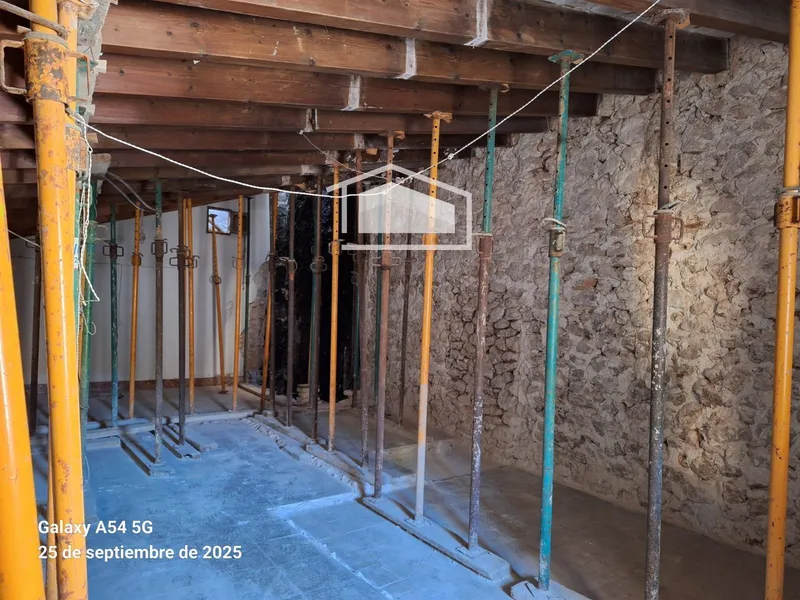 Building in the center of Ses Salines with project for 2 homes and commercial space — photo 7