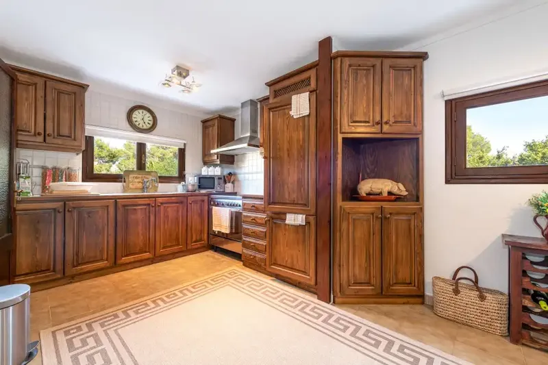 Presented exclusively by Balearic Properties, this charming house is located in the highly sought-after area of Gotmar, Puerto Pollensa. — photo 4