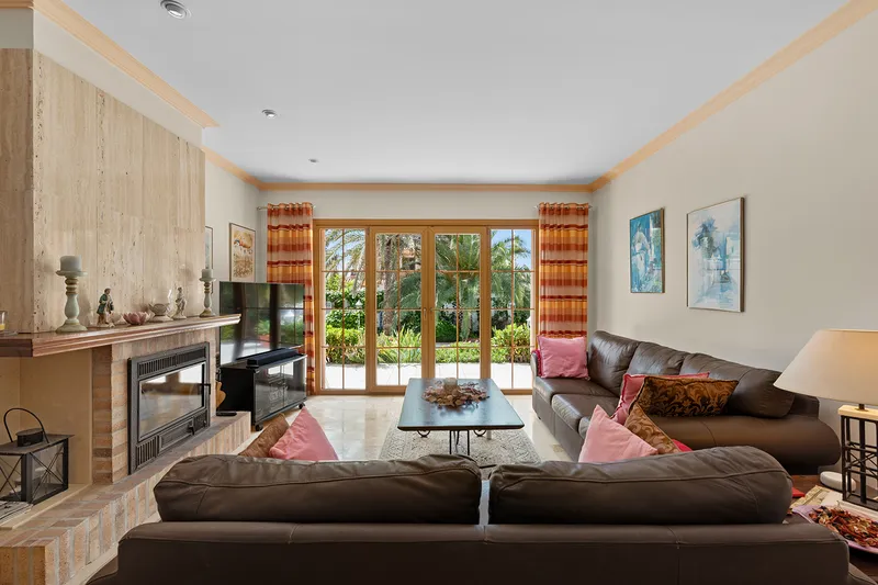 Mediterranean villa with pool, privacy and idyllic garden in a quiet location — photo 10