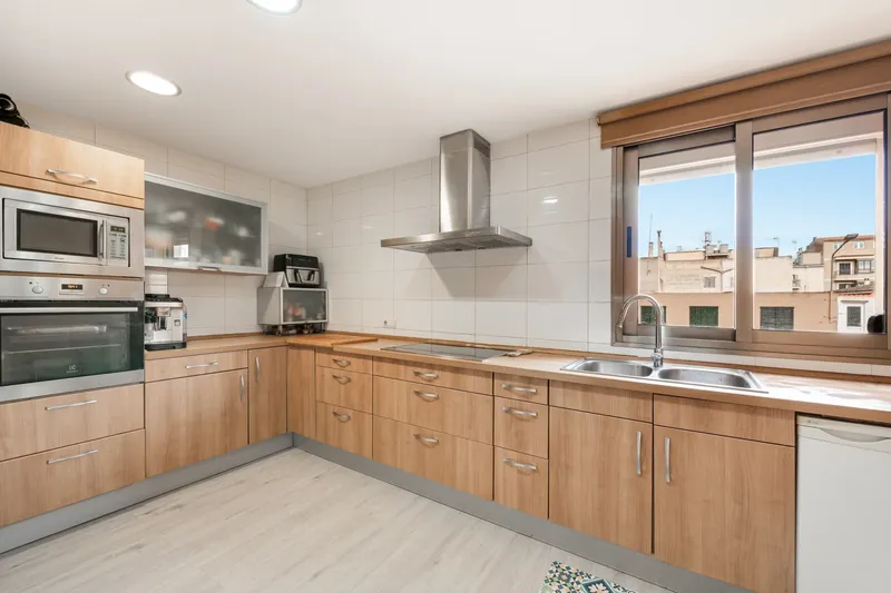 Modern apartment in a building with lift and terrace 154m2 — photo 3