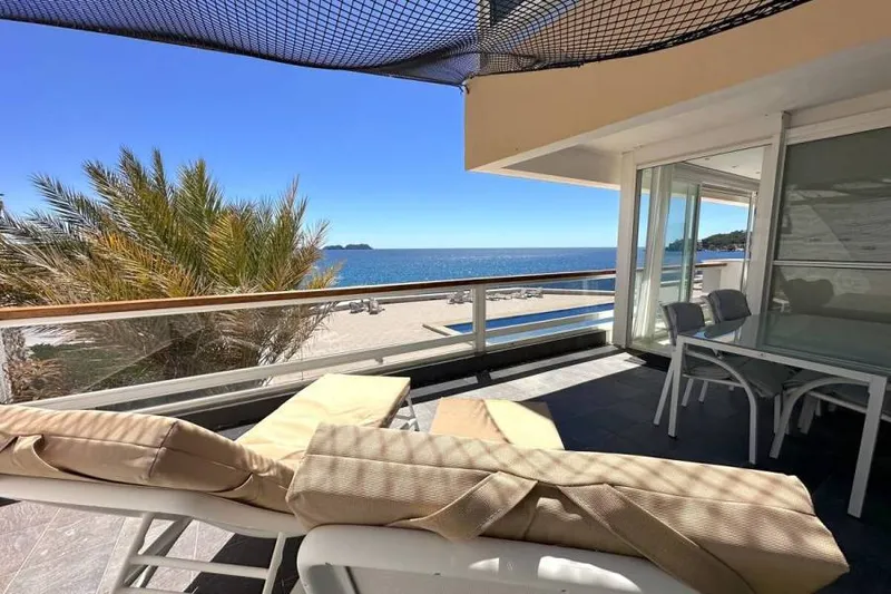Exclusive frontline sea view residence with exceptional sense of space — photo 1