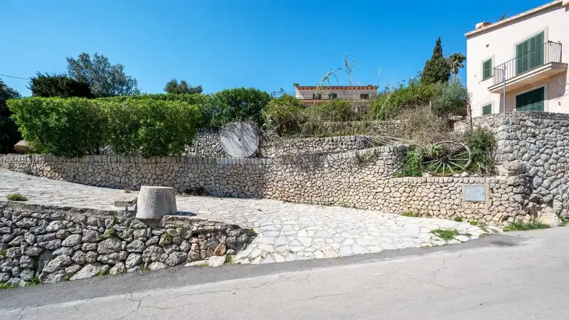 Plot of about 1,324 m2 with existing house in the picturesque village of Galilea, located west of the island with spectacular views over the — photo 6