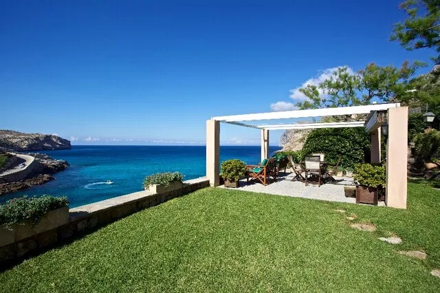 Frontline villa for sale in Mallorca's North with direct access to the beach in Cala Sant Vicenç, Mallorca — photo 3