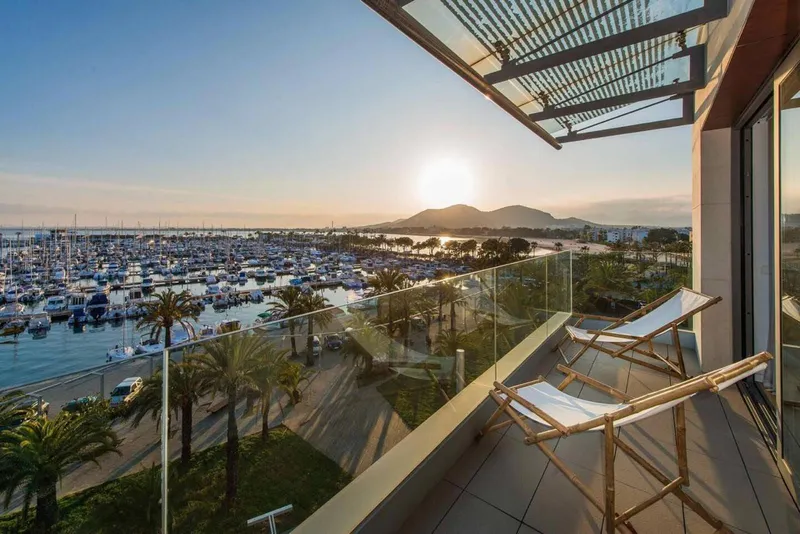 Penthouse of 164 m2 on the first line of the sea in Port de Alcudia — photo 1