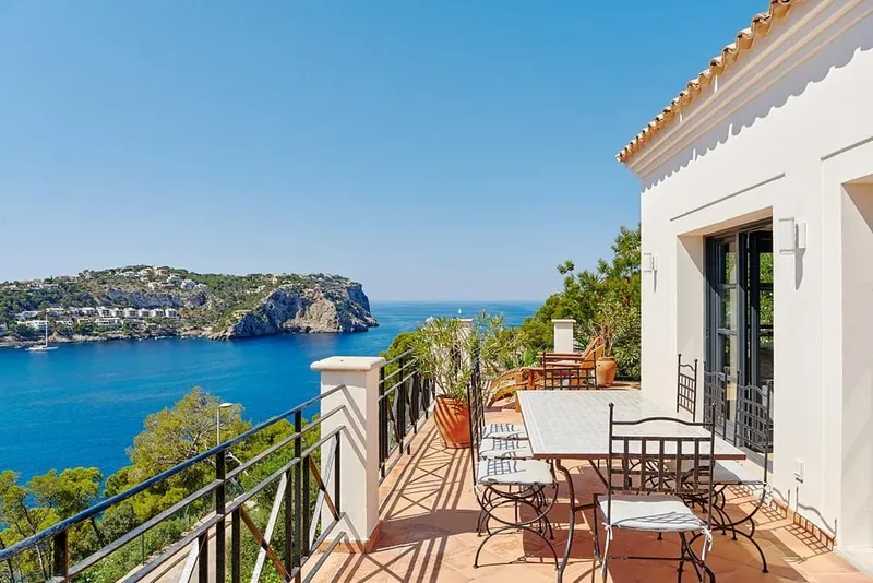 Villa of 321 m2 on the first line of the sea in Puerto Andratx — photo 1