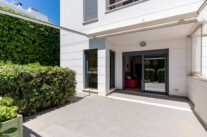Exceptional Ground-Floor One-Bedroom Apartment with Large Terrace, Parking and Private Garden — photo 1