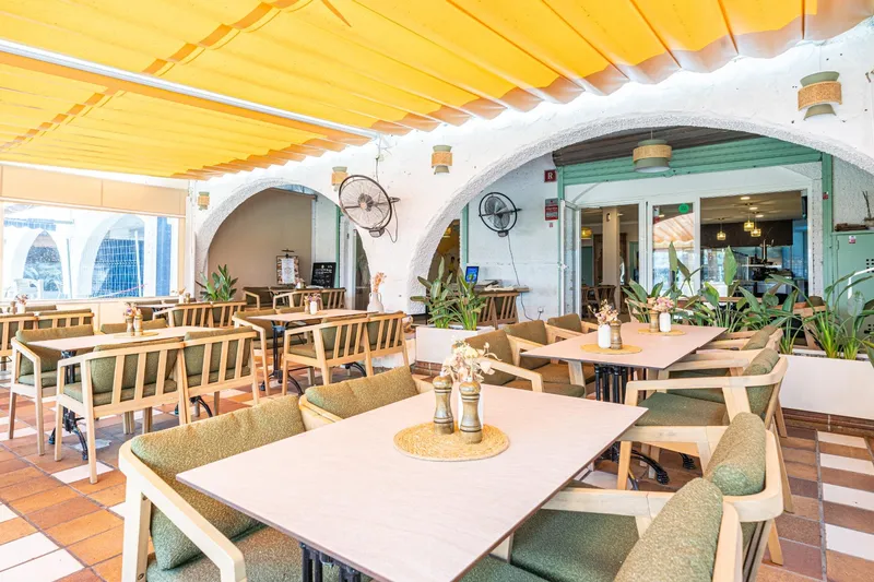 Transfer of renovated restaurant with license, extractor hood and terrace in Magaluf, Calvià — photo 4