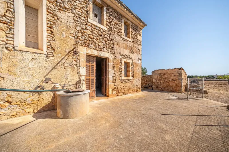 Rustic finca with traditional stone construction to renovate in Maria de la Salut, Mallorca — photo 7