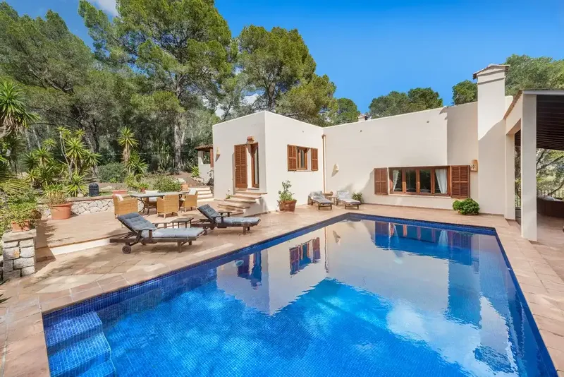 This incredible villa enjoys a privileged location on an elevated and generous plot of around 6,411 m2, it is a pleasant — photo 2