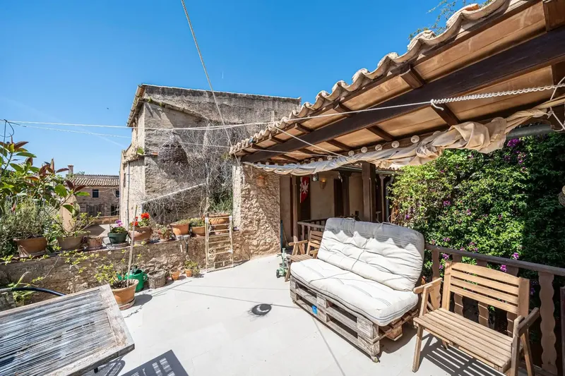 Gestpropiedad presents in Mallorca this house in Capdepera, a real estate opportunity located a few meters from the castle. The property — photo 2