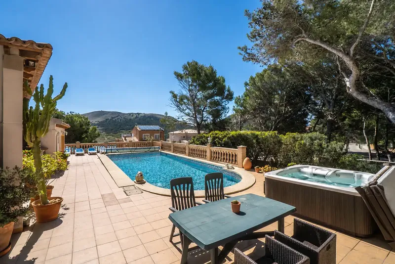 This villa with fantastic sea views in a privileged location in Cala Mesquida combines Mediterranean charm, spacious living and — photo 12