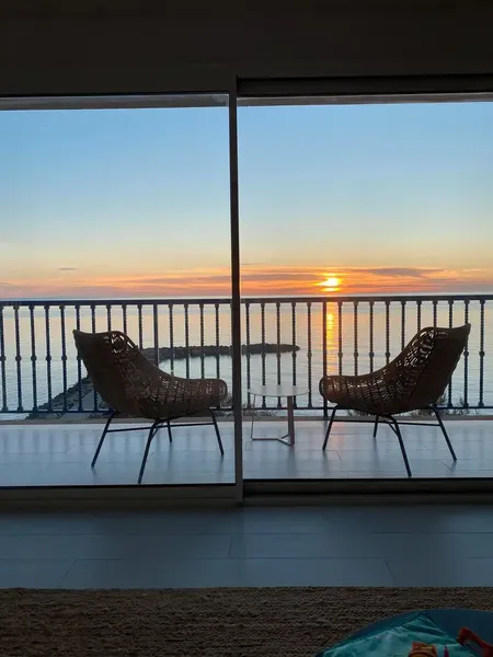 Apartamento con terraza en alquiler en Carrer del Llebeig — photo 1