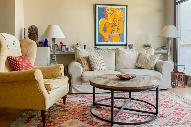 Spacious townhouse with lovingly preserved vintage elements, large terrace with castle and distant views — photo 5