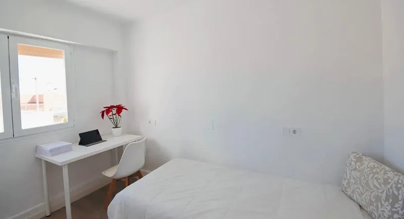 Discover this cozy and bright fifth-floor apartment of 75 m², a home with great potential and a comfortable, functional layout. It has 3 — photo 5