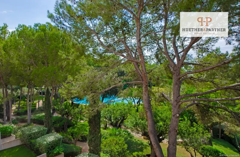 This elegant penthouse is located on the second floor of an exclusive gated residential complex in the coveted area of Bendinat, a few steps from the sea. — photo 5