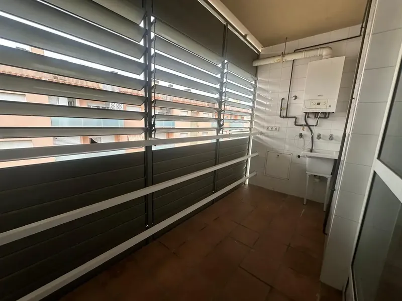 Attic of 110 m2 distributed in a large kitchen with laundry room, living room with balcony, 3 bedrooms and 2 bathrooms, one of them en suite. — photo 4
