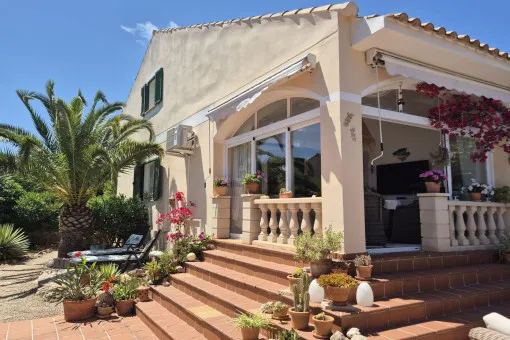 Cala Murada, Charming Semi-Detached Corner House with Guest Apartment and Mediterranean Garden — photo 1