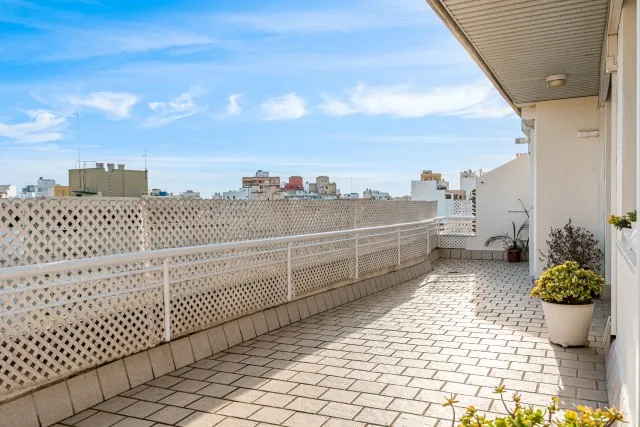 Bright penthouse with large terrace for sale in Santa Catalina, Palma de Mallorca — photo 2