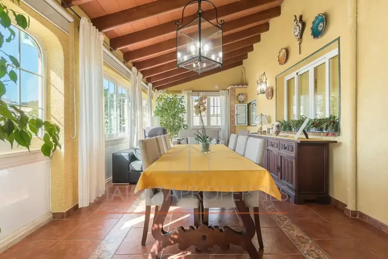 Located in the heart of Lloseta, this two-story single-family home offers a built area of 307 m² on a plot of 550 — photo 2