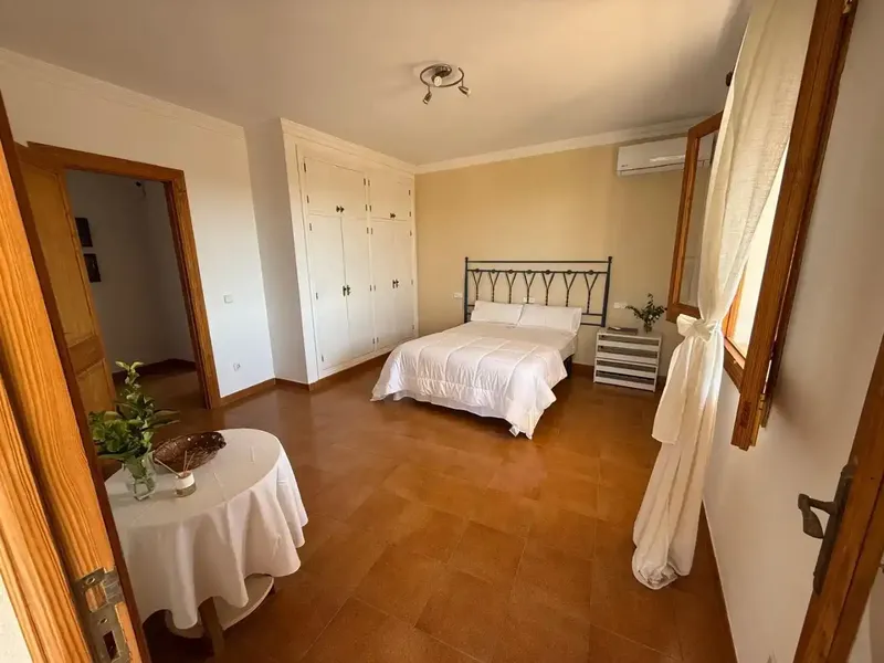 Encantadora finca rústica con casa de 2 plantas y parcela totalmente vallada. En la planta baja: acogedor comedor-salón con chimenea y cocin — photo 10