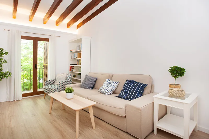 Lovely Renovated Two-Bedroom Penthouse next to the Market, with Nice Views and Outdoor Space — photo 4