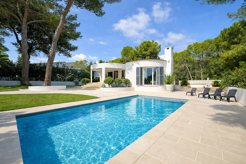 Charming Villa with Pool and Garden in a Prestigious Location in Santa Ponsa — photo 1