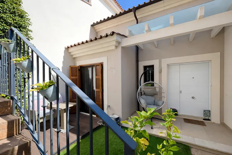 Elegant townhouse in an exclusive residential complex in Camp de Mar — photo 2