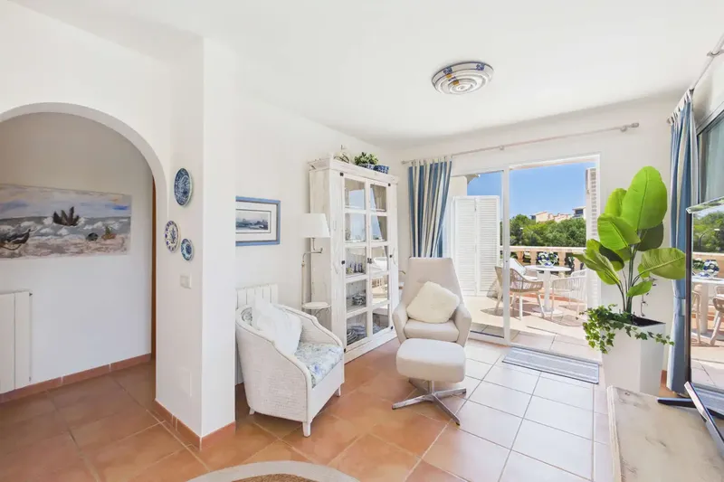 This tastefully furnished and bright apartment is located in a small, well-maintained residential complex with only 18 owners, ideal — photo 8
