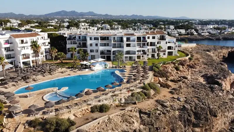 We present this penthouse on the second floor, located in the prestigious complex in the area of Es Fortí – Cala Egos, Cala d'Or, Mallorca. — photo 8