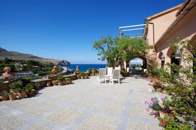 Frontline villa for sale in Mallorca's North with direct access to the beach in Cala Sant Vicenç, Mallorca — photo 2