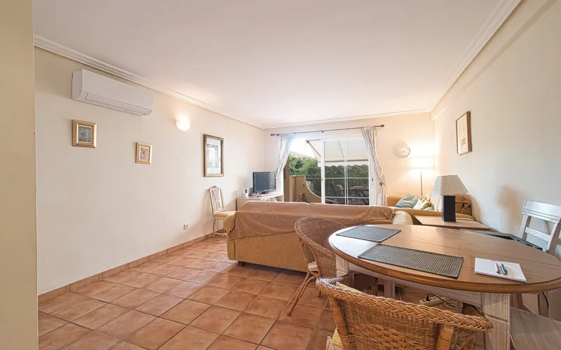 Garden apartment in a popular residential complex with a large pool, within walking distance of the ... — photo 6