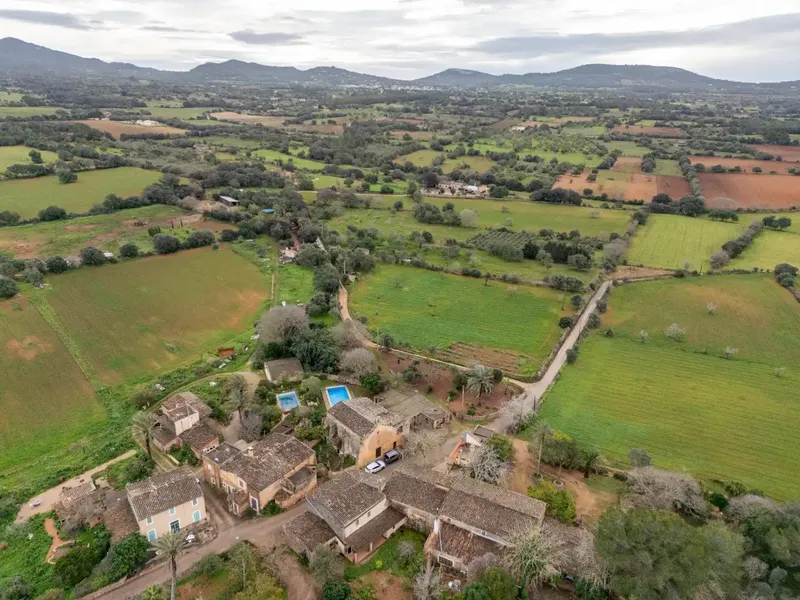 Located in the idyllic and quiet nucleus of Son Negre, this beautiful rustic finca offers a perfect combination of privacy, spaciousness and — photo 2