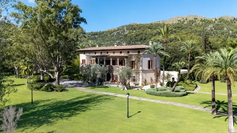 This spectacular property, of noble and authentic character, is located in a quiet valley of the Sierra de Tramuntana, a short distance — photo 7