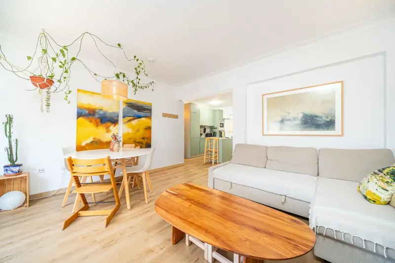 Imagine waking up every morning with the sea breeze and being able to reach the beach in just seconds. This magnificent renovated apartment, located — photo 5