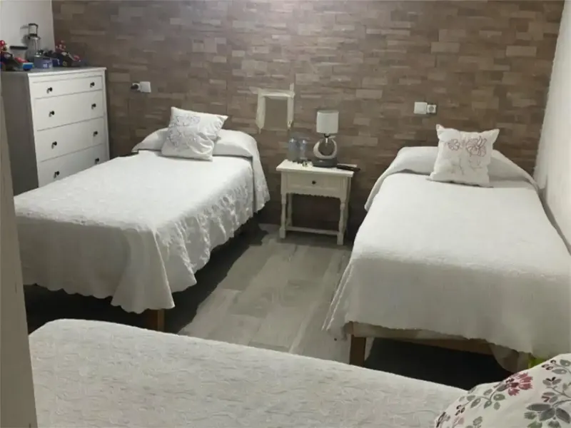 Se vende finca con casa de 150m2 dividida en dos plantas. En la planta de abajo se encuentra un pequeño salon, un baño, tres dormitorios, un — photo 7