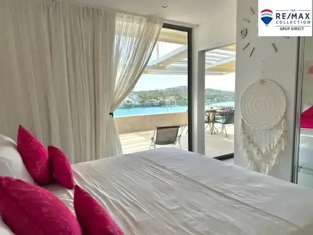 This beautiful penthouse occupies the top floor of a building with a communal pool and offers maximum privacy together with impressive views — photo 11