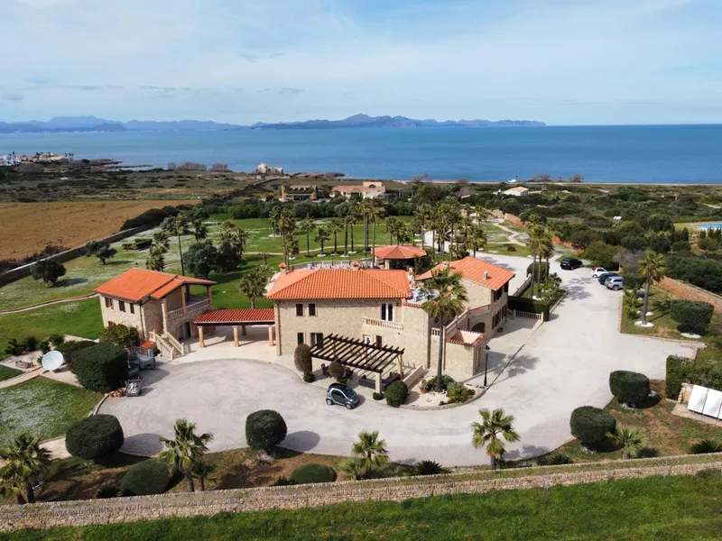 Impressive rustic estate 300 meters from the sea — photo 3