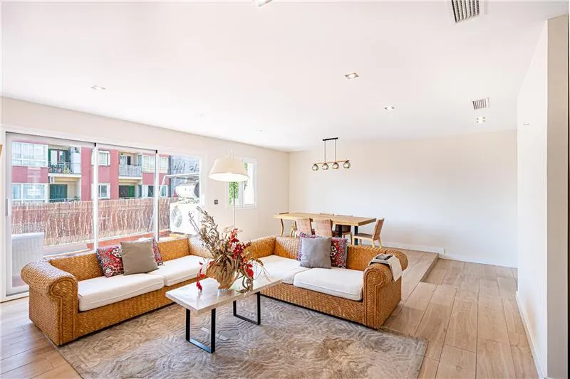Penthouse with a terrace on the same floor — photo 1
