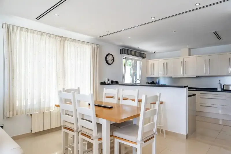 Located in a coveted frontline sea position in Cala Ratjada, this exceptional villa enjoys stunning panoramic views — photo 6