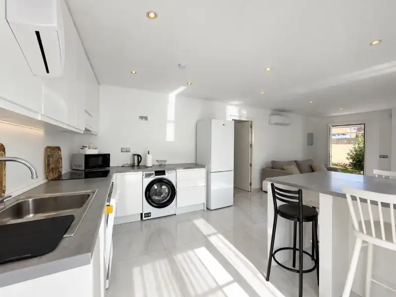 Este atractivo apartamento se encuentra en Palma, a pocos minutos a pie de Porto Pi y cerca de tiendas, restaurantes y todos los servicios n — photo 2