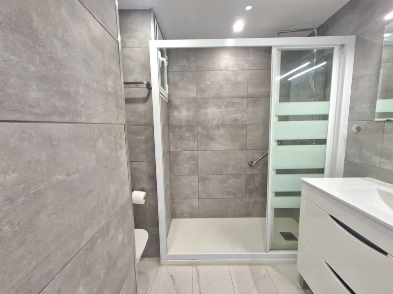 Seaview apartment with a terrace, second to the beach — photo 9