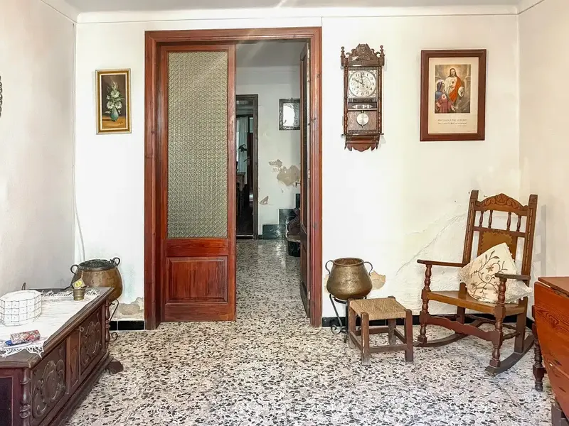 Discover a beautiful and spacious townhouse in the heart of Pollença, a true gem brimming with potential for a luxurious home — photo 4