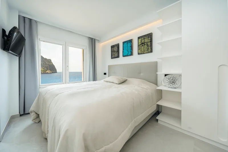 Seafront apartment with direct access in Cala LLamp — photo 11