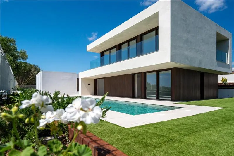 Newly built detached house with a large swimming pool on a 1,050 m² plot — photo 1