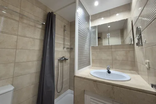 Cala Vinyas, renovated apartment for long-term rental on the seafront in Cala Vinyas, with sunny terrace, pool and direct access to the sea — photo 10