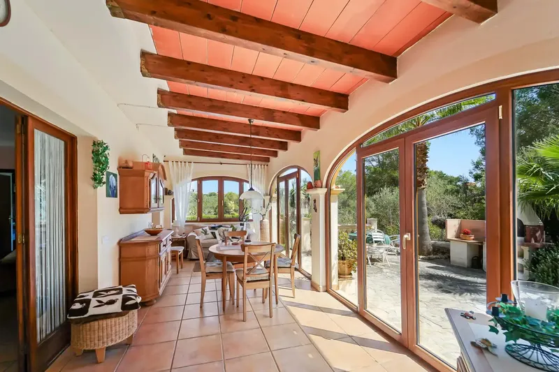 On a plot of 974 m², there is a building with an approximate area of 288 m², divided into the main house and the guest apartment — photo 3
