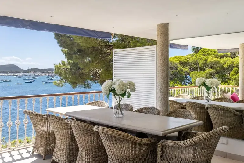 This beachfront apartment with a magnificent presentation is located on the famous Pine Walk and enjoys impressive — photo 6