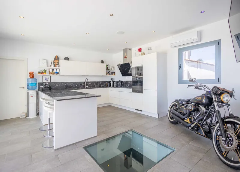 Modern and sunny villa with beautiful sea views located just minutes from Cala LLombards — photo 11